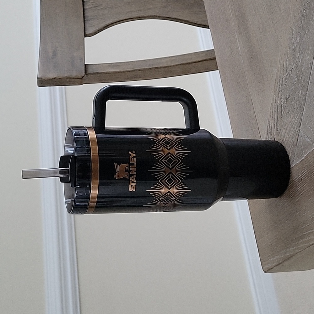 LIKE NEW stanley art deco gloss black 2.0 40oz